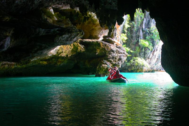 James Bond + Canoe Luxury Tour by Speedboat