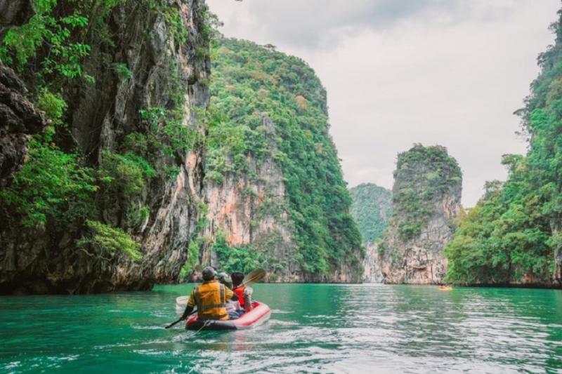 James Bond + Canoe Regular Tour by Speedboat