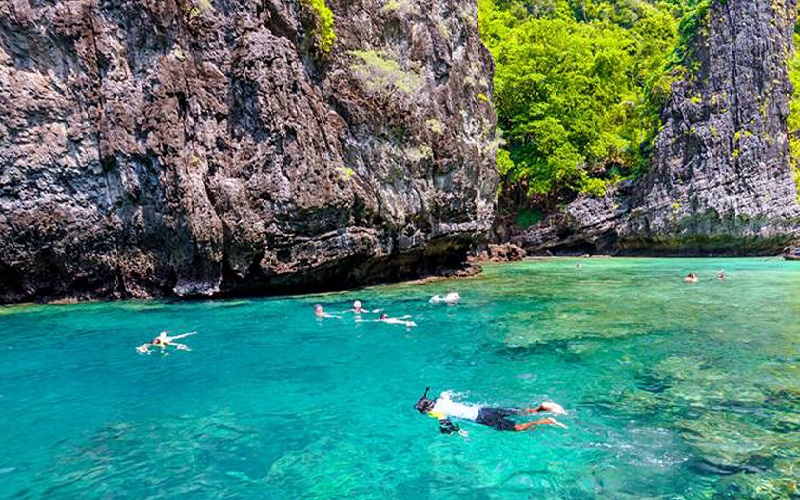 Phi Phi + Bamboo Islands Regular Tour by Speedboat